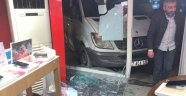 El freni çekilmeyen minibüs iş yerine daldı