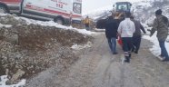 Evinde mahsur kalan felçli kadını karla mücadele ekipleri kurtardı