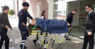 Minibüsün altında kalan kadın yaralandı