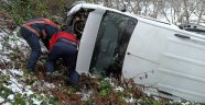 Yoldan çıkan minibüs şarampole uçtu: 5 yaralı