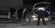 Seyir halindeki araçta kendini vurdu