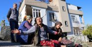 Evlerinin çöküşünü oturup izlediler