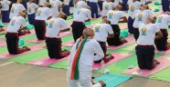 Hindistan Başbakanı Modi 35 bin kişiyle yoga yaptı