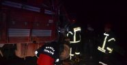 Kamyonet tıra çarptı: 1 ölü 2 yaralı