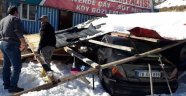 Kar birikintisine dayanamayan garaj çöktü