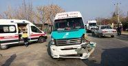Manisa'da minibüs ile otomobil çarpıştı: 4 yaralı