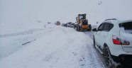 Karayolunda mahsur kalan onlarca araç 1 saatte kurtarıldı