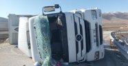 Kontrolden çıkan tır bariyerlere çarparak durabildi: 2 yaralı