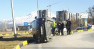 Virajı alamayan otomobil yan yattı: 2 yaralı