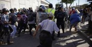 Meksika'nın güvenlik güçlerinden göçmenlere sert müdahale