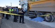 Kamyon belediye işçisini ezdi: 1 ölü