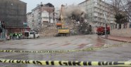 Depremde ağır hasar gören binaların yıkımı devam ediyor