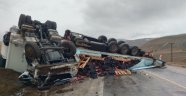 Afyonkarahisar'da nar yüklü tır devrildi: 1 yaralı
