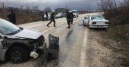 Dağ yolunda otomobiller kafa kafaya çarpıştı: 2 yaralı
