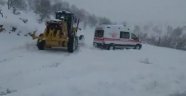 Hasta almaya giden ambulanslar yolda mahsur kaldı