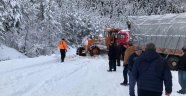 Yolda kayan saman yüklü kamyon trafiği durdurdu