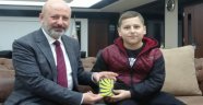 Kumbarasındaki paralarını bağışladı
