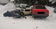 Kar motoruyla park halindeki iki otomobile çarptı: 2 yaralı