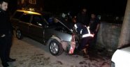Direksiyonu kilitlenen otomobil direğe çarptı