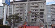 Hasarlı binaların yıkımına başlandı