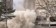 Hasar alan bina yıkılırken çöktü