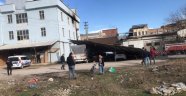 Lodos çatıyı uçurdu 3 araç zarar gördü
