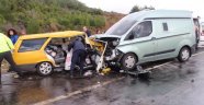 Kaygan yolda kafa kafaya çarpıştılar: 5 yaralı