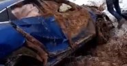 Direksiyon hakimiyeti kaybolan araç şarampole uçtu: 3 yaralı