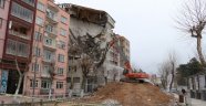 Hasarlı binaların yıkımı sürüyor
