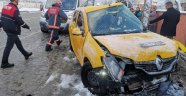 Kontrolü kaybeden ticari taksi direğe çarptı: 4 yaralı