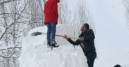 Bitlis'te evler ve araçlar kara gömüldü