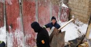 Van'da ahırın üzerine çığ düştü
