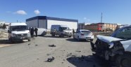 Ticari araç ile minibüs çarpıştı 2 yaralı