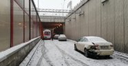 Kayganlaşan yolda zincirleme kaza: 2 yaralı