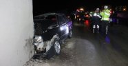 Otomobil üst geçidin ayağına çarptı: 2 yaralı