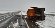 Şanlıurfa'da kar küreme aracı devrildi