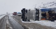 Siirt'te meyve yüklü tır devrildi: 1 yaralı