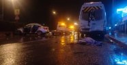 İzmir'de minibüse çarparak takla atan otomobil sürücüsü öldü
