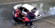 Otomobil boş su kanalına düştü sürücü araçta sıkıştı