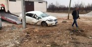 Konya'da otomobil direğe çarptı: 4 yaralı