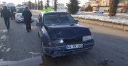 Frene bastı otomobil çarptı