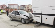 Otomobil park halindeki otobüse çarptı: 1 yaralı