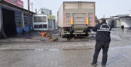 Tırın altında kalan işçi yaralandı