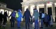 Berlin'de Brandenburg Kapısı önünde ırkçı saldırıya sessiz protesto