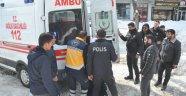 Kaldırımda yürüyen kadının başına kar kütlesi düştü