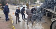 Tırdan devrilen demirler ulaşımı aksattı