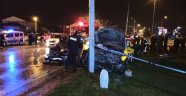 Otomobilin çarptığı ticari taksi elektrik direğine çarparak durabildi