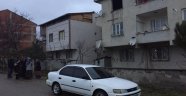 Alevlerin arasında iki çocuğu ile birlikte mahsur kaldı