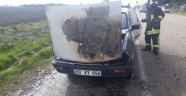 Seyir halindeki otomobilde çıkan yangını itfaiye söndürdü