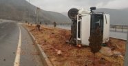 Minibüs orta refüjde yan yattı!